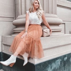 ✨🆕✨CROCHET TRIM SLEEVELESS LACE TOP IN WHITE